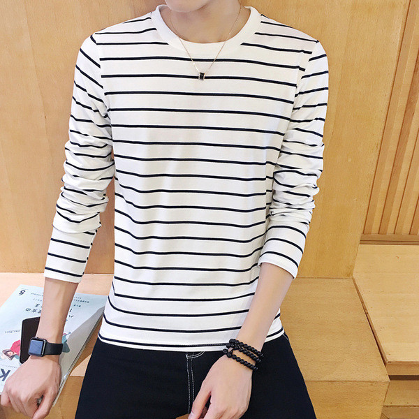 Μια μοντέρνα, καθημερινή μπλούζα άνδρας