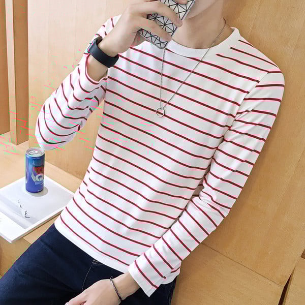 Μια μοντέρνα, καθημερινή μπλούζα άνδρας