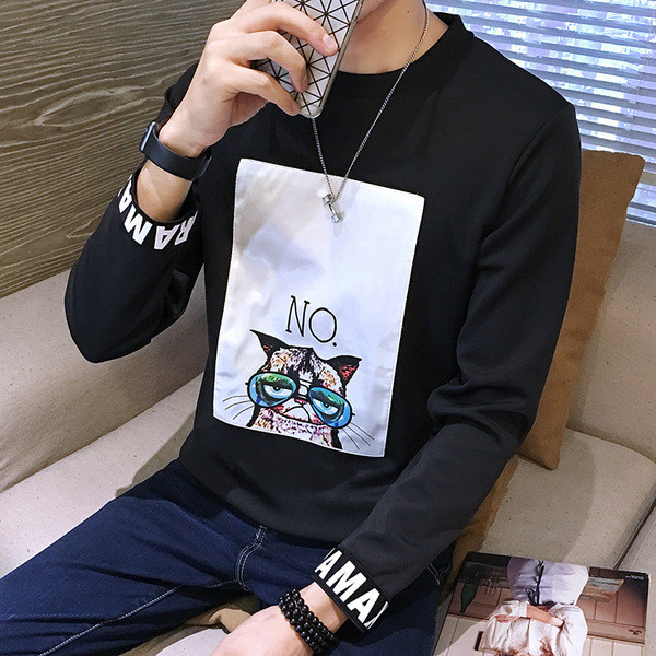 Περιστασιακή μπλούζα άνδρας με σχήματος Ο, ενδιαφέρουσα εφαρμογή και επιγραφή σε μαύρα και μανίκια