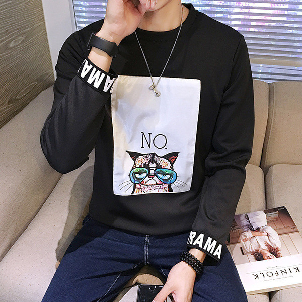 Περιστασιακή μπλούζα άνδρας με σχήματος Ο, ενδιαφέρουσα εφαρμογή και επιγραφή σε μαύρα και μανίκια