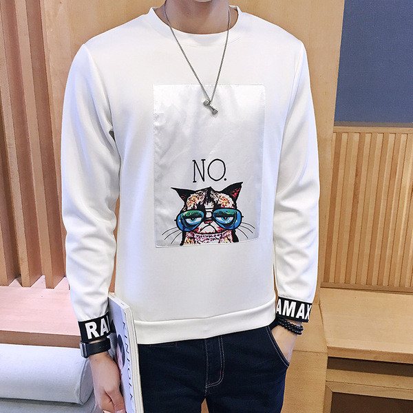 Περιστασιακή μπλούζα άνδρας με σχήματος Ο, ενδιαφέρουσα εφαρμογή και επιγραφή σε μαύρα και μανίκια