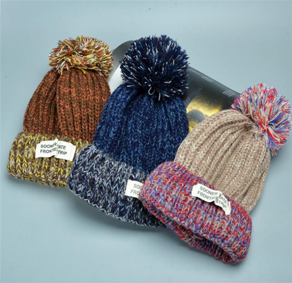 Πλεκτά έγχρωμη κυρία σε διάφορα μοντέλα