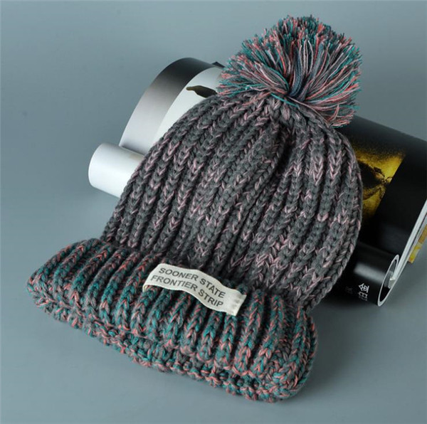 Πλεκτά έγχρωμη κυρία σε διάφορα μοντέλα