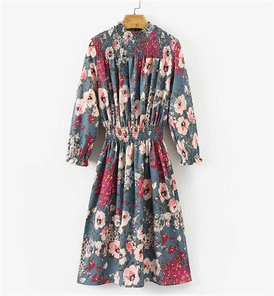 Floral κυρίες φόρεμα σε ένα ευρύ πρότυπο