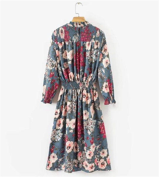 Floral κυρίες φόρεμα σε ένα ευρύ πρότυπο