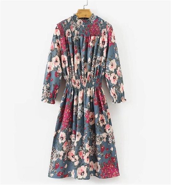 Floral κυρίες φόρεμα σε ένα ευρύ πρότυπο