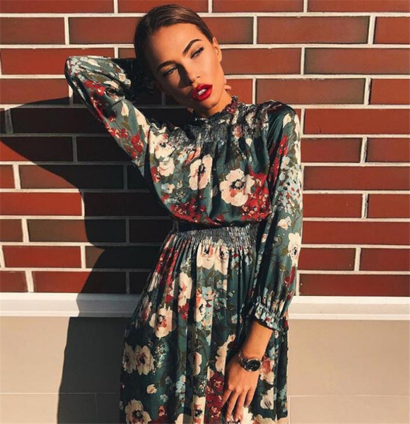 Floral κυρίες φόρεμα σε ένα ευρύ πρότυπο