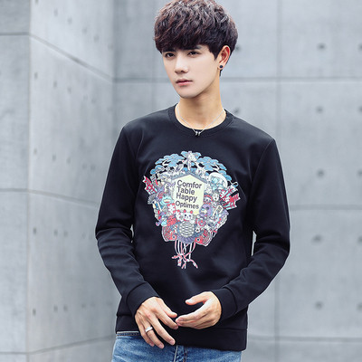 Casual μπλούζα ανδρών με πολύχρωμη εφαρμογή και επιγραφή ασπρόμαυρη