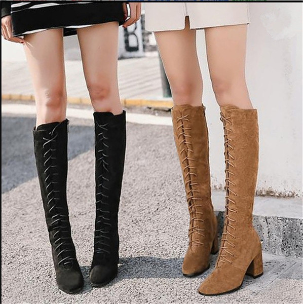 Κομψές κυρίες μπότες με vintage ελαστικό βελούδο