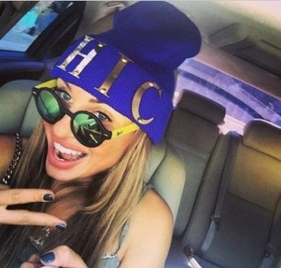 Χειμερινό καπέλο σε πολλά χρώματα και μεταλλική επιγραφή