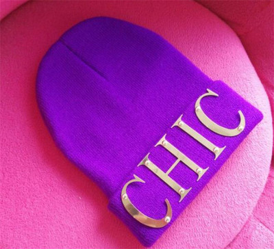 Χειμερινό καπέλο σε πολλά χρώματα και μεταλλική επιγραφή