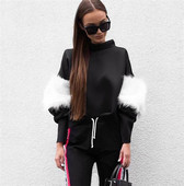 Κυρίες μπλούζα με ενδιαφέρον μανίκια σε μαύρο χρώμα