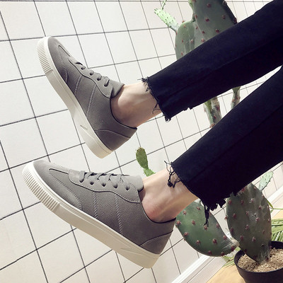 Απλά αθλητικά πάνινα παπούτσια ανδρών με επίπεδη τρίχρωμη κάλτσα