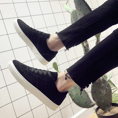 Απλά αθλητικά πάνινα παπούτσια ανδρών με επίπεδη τρίχρωμη κάλτσα