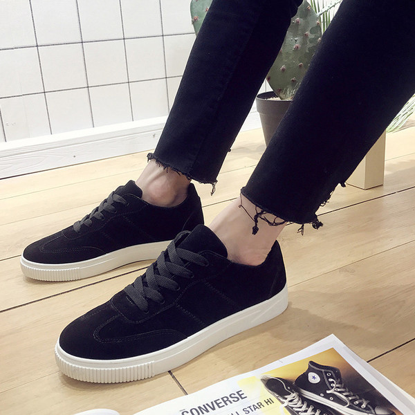 Απλά αθλητικά πάνινα παπούτσια ανδρών με επίπεδη τρίχρωμη κάλτσα