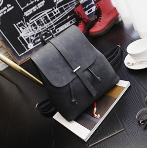 Καθημερινό δερμάτινο σακίδιο σε ένα απλό μοντέλο