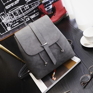 Καθημερινό δερμάτινο σακίδιο σε ένα απλό μοντέλο