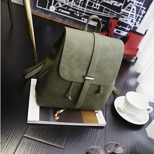 Καθημερινό δερμάτινο σακίδιο σε ένα απλό μοντέλο