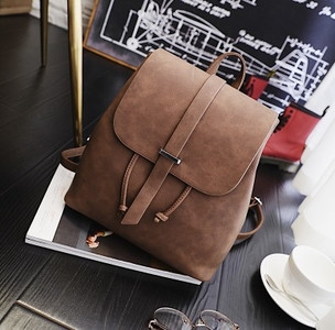 Καθημερινό δερμάτινο σακίδιο σε ένα απλό μοντέλο