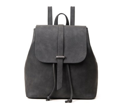 Καθημερινό δερμάτινο σακίδιο σε ένα απλό μοντέλο