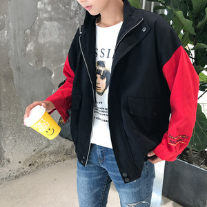 Καθημερινό αθλητικό μπουφάν unisex σε ευρύ σχέδιο με πολύχρωμα μανίκια και επιγραφή στο πίσω μέρος