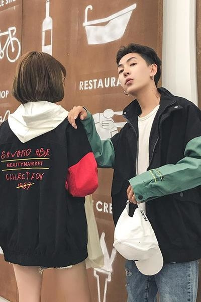 Καθημερινό αθλητικό μπουφάν unisex σε ευρύ σχέδιο με πολύχρωμα μανίκια και επιγραφή στο πίσω μέρος