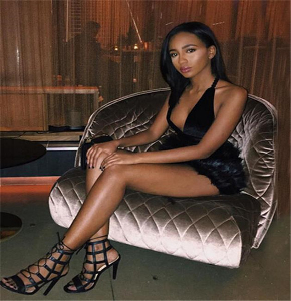 Екстравагантна дамска рокля с пух и дълбоко V-образно деколте