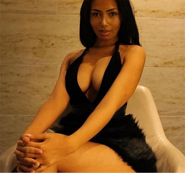 Екстравагантна дамска рокля с пух и дълбоко V-образно деколте