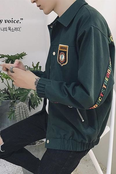 Καθημερινό αθλητικό σακάκι για άνδρες με έγχρωμη και έγχρωμη επιγραφή στο πίσω μέρος και μανίκια σε δύο χρώματα