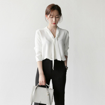 Κομψό, καθαρό, casual πουκάμισο με ντεκολτέ σε σχήμα V σε λευκό