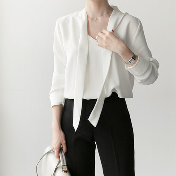 Κομψό, καθαρό, casual πουκάμισο με ντεκολτέ σε σχήμα V σε λευκό