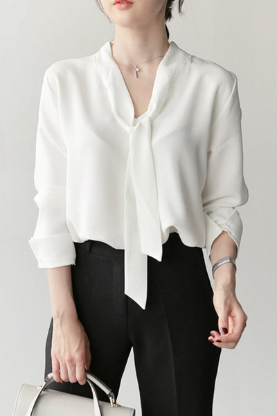 Κομψό, καθαρό, casual πουκάμισο με ντεκολτέ σε σχήμα V σε λευκό