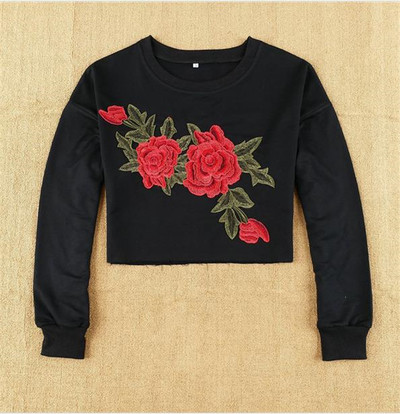 Κοντομάνικη μπλούζα με freestyle κέντημα