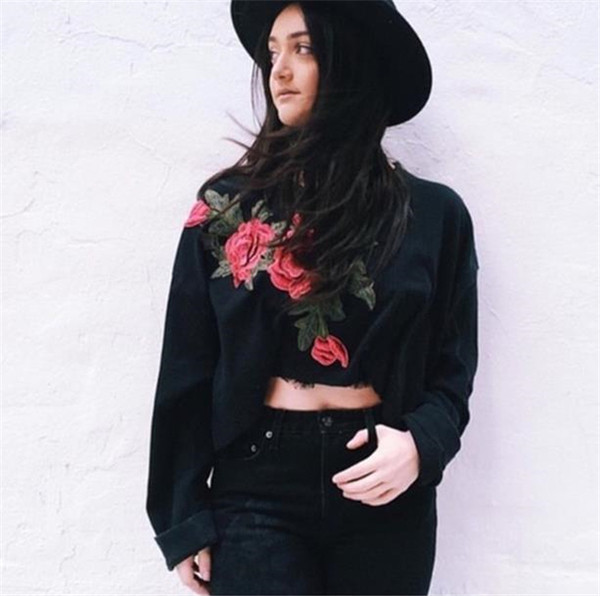 Скъсена дамска блуза с бродерия в свободен стил