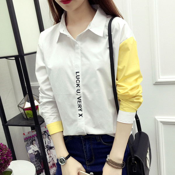 Αθλητικό-κομψό πουκάμισο με χρωματιστά μανίκια και επιγραφή