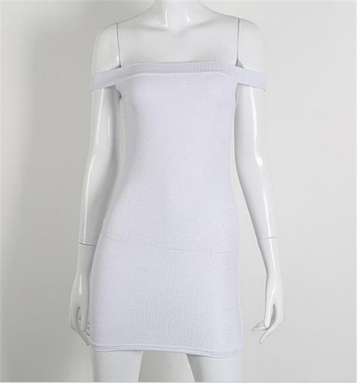 Κομψό φόρεμα γυναικών σε απλό μοντέλο