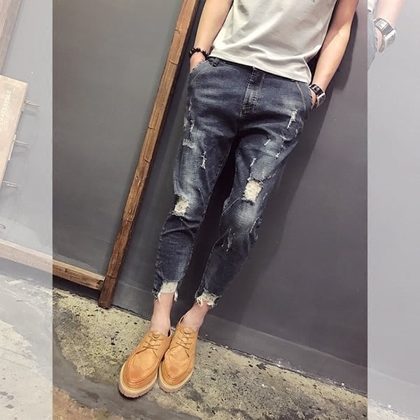 Κομψά, κομμένα τζην ανδρικά σε σκούρο χρώμα