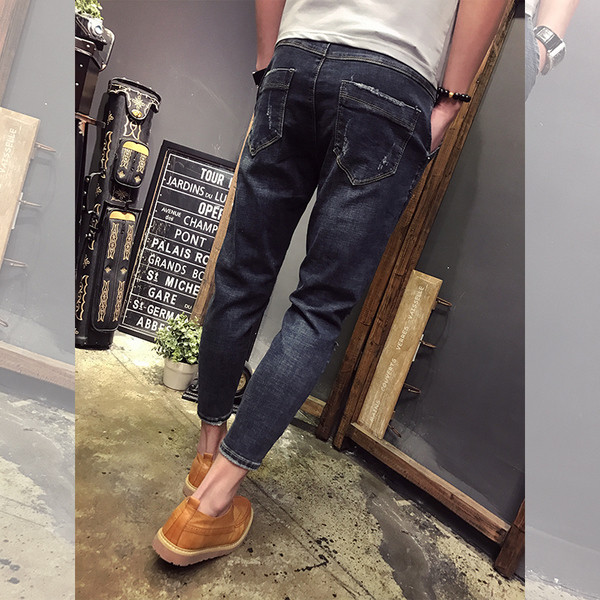 Κομψά, κομμένα τζην ανδρικά σε σκούρο χρώμα