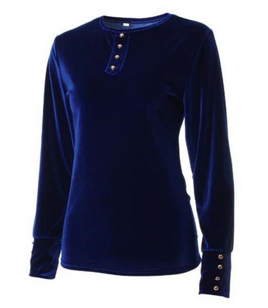 Πλούσια κυρίες με λεπτή μπλούζα με κουμπιά