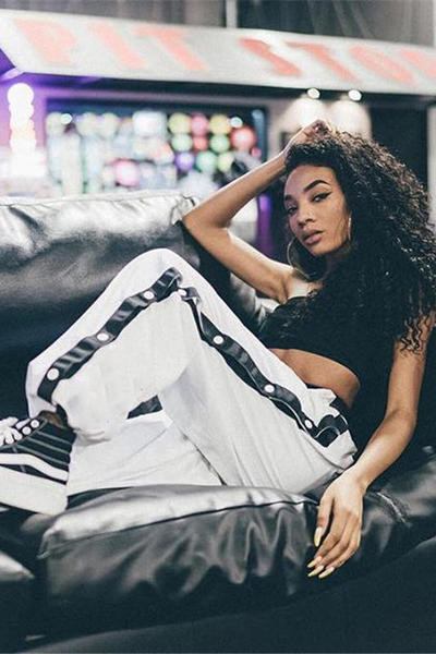 Αθλητικά κομψά γυναικεία παντελόνια σε ευρύ σχέδιο με πλευρικά κουμπιά