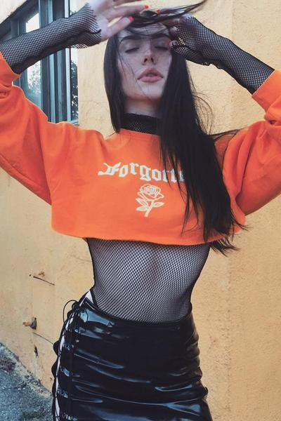 Ένα σύγχρονο κοντό φούτερ για τις κυρίες με επιγραφή