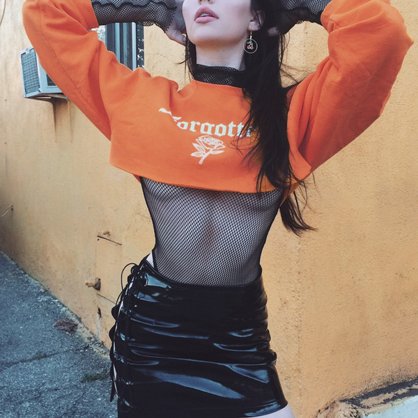 Ένα σύγχρονο κοντό φούτερ για τις κυρίες με επιγραφή