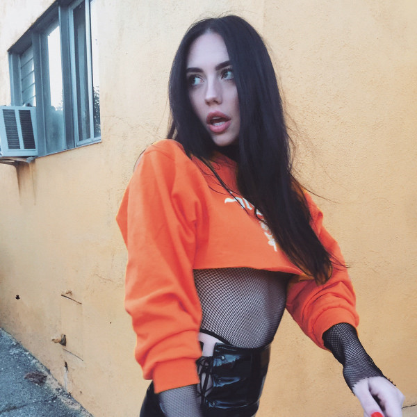 Ένα σύγχρονο κοντό φούτερ για τις κυρίες με επιγραφή