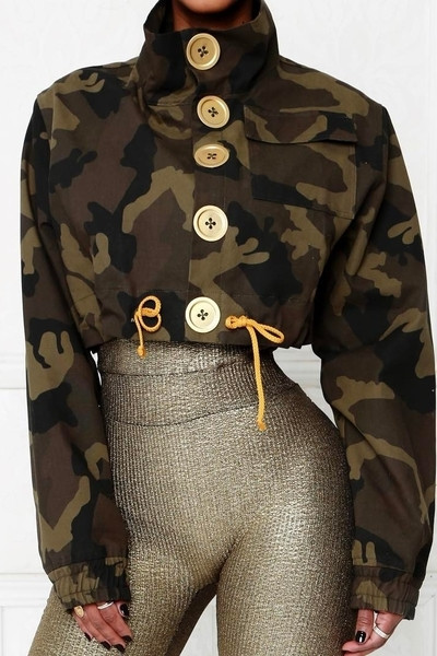 Скъсено тънко дамско яке с копчета и висока яка в камуфлажен цвят