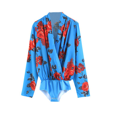 Πολύ μοντέρνο γυναικείο σώμα με μακριά μανίκια και ντεκολτέ σε σχήμα V