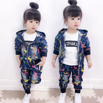 Модерен детски дънков комплект от две части за момичета в цветни декорации