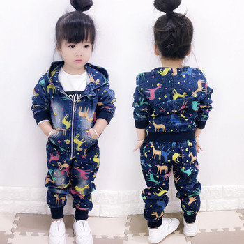Модерен детски дънков комплект от две части за момичета в цветни декорации