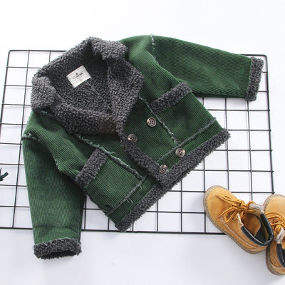 Παιδικό χειμωνιάτικο χειμωνιάτικο σακάκι χειμώνα με τα αγόρια που φέρουν το πράσινο χρώμα