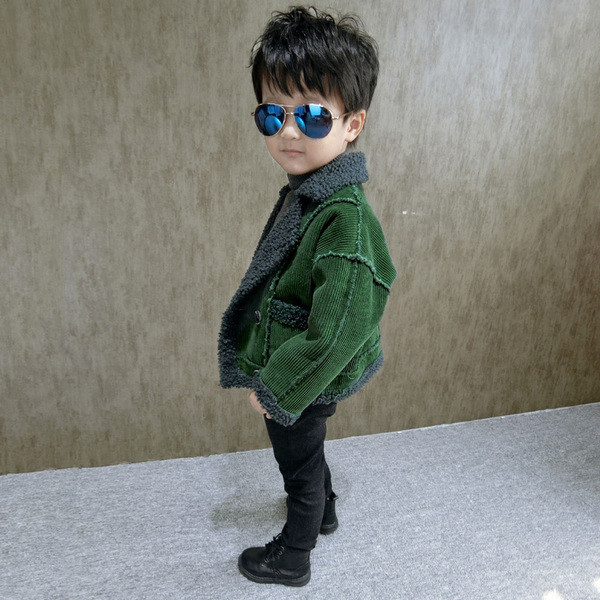 Παιδικό χειμωνιάτικο χειμωνιάτικο σακάκι χειμώνα με τα αγόρια που φέρουν το πράσινο χρώμα