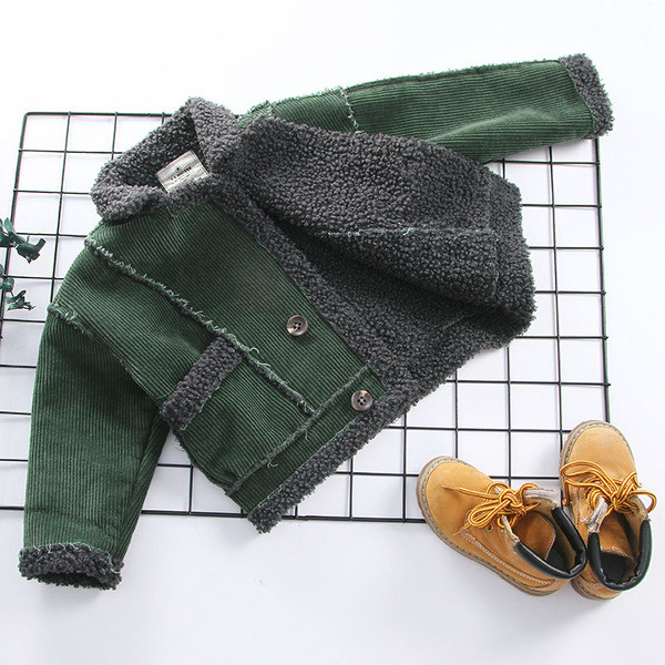 Παιδικό χειμωνιάτικο χειμωνιάτικο σακάκι χειμώνα με τα αγόρια που φέρουν το πράσινο χρώμα